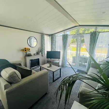 בית נופש The Poplars With Hot Tub *