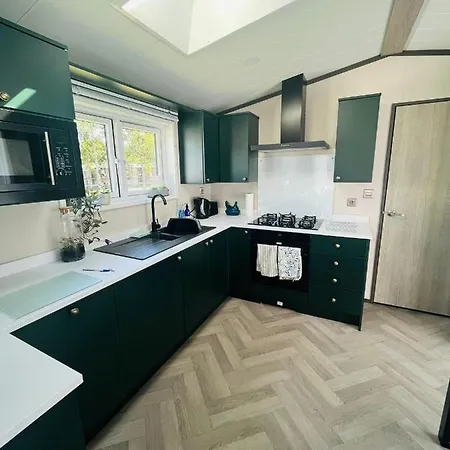 The Poplars With Hot Tub *