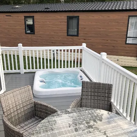 The Poplars With Hot Tub *