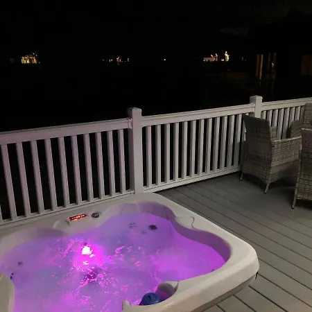 بيت للعطل The Poplars With Hot Tub